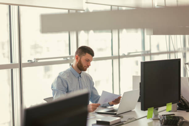 istock Businessman working in the office 669370774