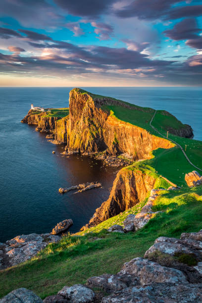 beau coucher de soleil à neist point phare, scotland, royaume-uni - écosse photos et images de collection