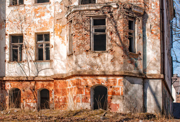 istock old abandoned house in the city 669384624