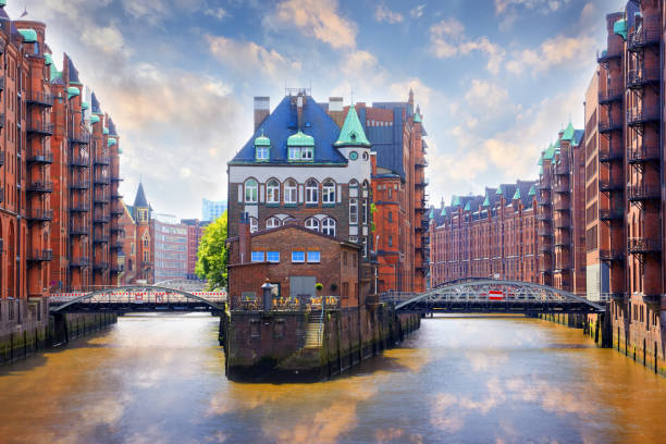 istock Hamburg, Germany - Popular Water Castle in the warehouse district 669406322