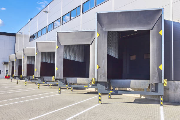 loading dock bay doors at distribution warehouse - 1599 imagens e fotografias de stock