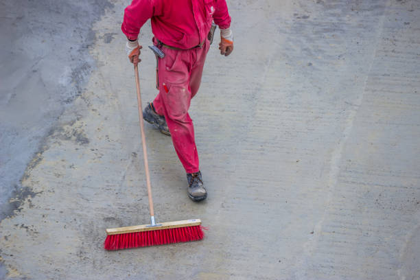 portero con escoba - dust dusting cleaning broom fotografías e imágenes de stock