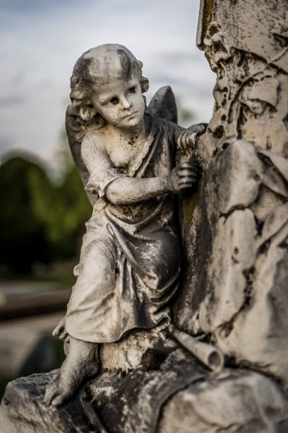墓地の天使 1 - mythology human face angel ancient ストックフォトと画像