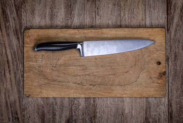 istock knife with wooden board 669413812