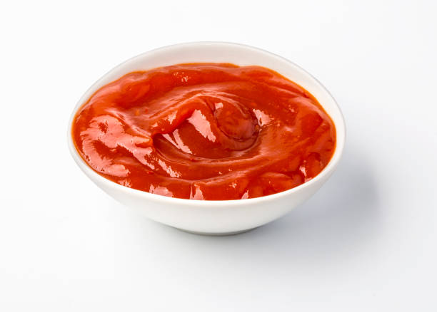 istock Ketchup in bowl isolated 669413818