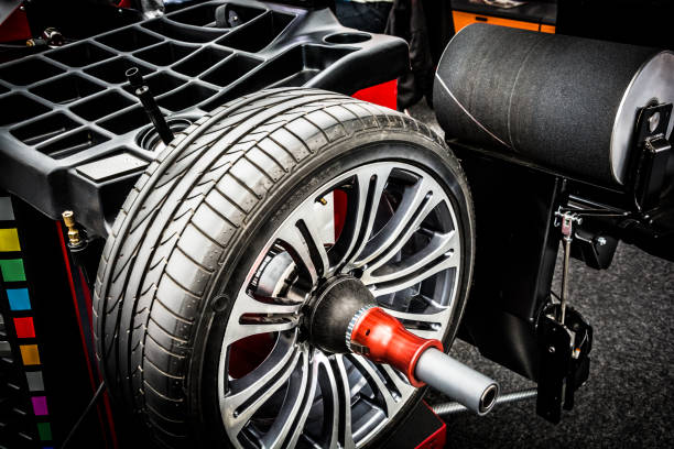 балансировка колес - wheel alloy alloy wheel tire стоковые фото и изображения