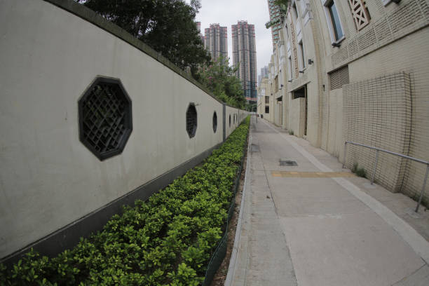 istock Messy side alley in hong kong 669437072