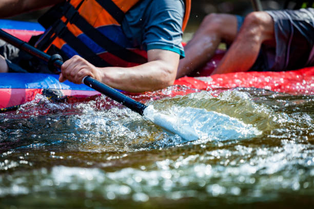 enfoque parte de la persona joven son rafting en río. - rafting thailand river inflatable raft fotografías e imágenes de stock