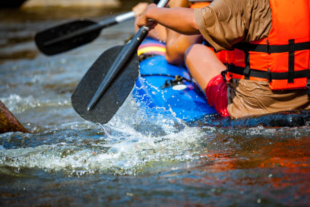 enfoque parte de la persona joven son rafting en río. - rafting thailand river inflatable raft fotografías e imágenes de stock