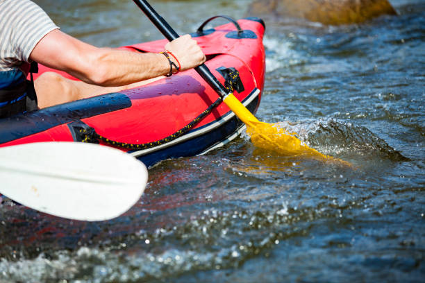 enfoque parte de la persona joven son rafting en río. - rafting thailand river inflatable raft fotografías e imágenes de stock