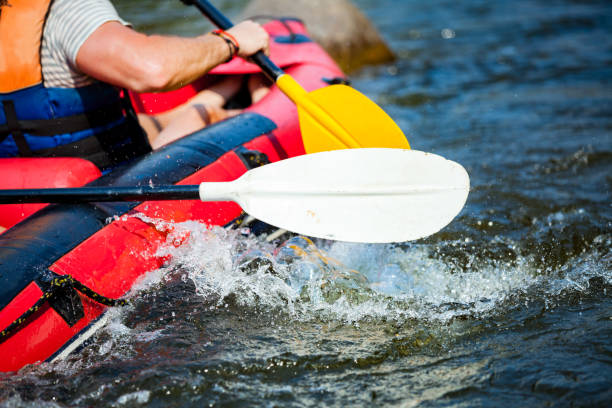 enfoque parte de la persona joven son rafting en río. - rafting thailand river inflatable raft fotografías e imágenes de stock