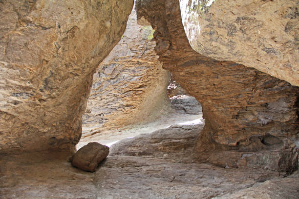 formacje grotto hoodoo w: chiricahua national monument, arizona - chiricahua national monument zdjęcia i obrazy z banku zdjęć
