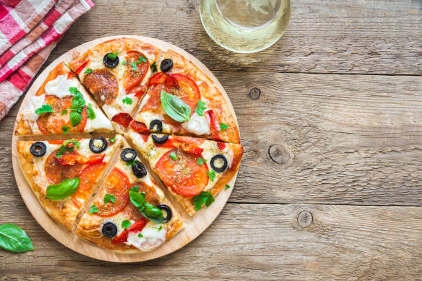 italian pizza - pepperoni pizza green olive italian cuisine tomato sauce imagens e fotografias de stock