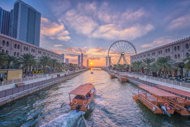 occhio degli emirati - ruota panoramica ad al qasba - shajah al tramonto - ferris wheel immagine foto e immagini stock