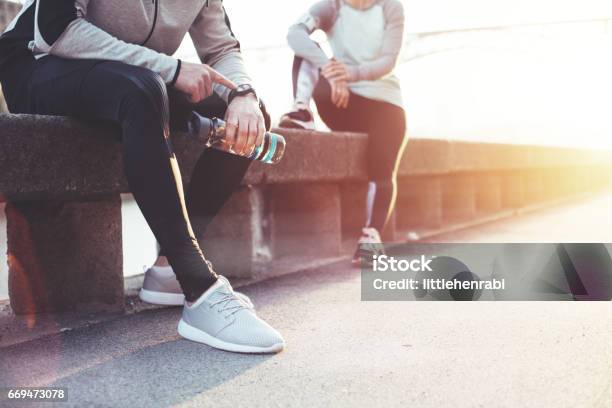 Paar Athleten Ruhen Sich Nach Dem Training Auf Der Straße Aus Stockfoto und mehr Bilder von Ruhen