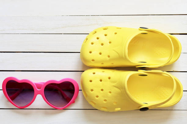 Heart shaped sunglasses and Sandals Heart-shaped sunglasses and sandals 靴 stock pictures, royalty-free photos & images