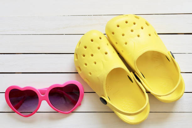 Heart shaped sunglasses and Sandals Heart-shaped sunglasses and sandals 靴 stock pictures, royalty-free photos & images