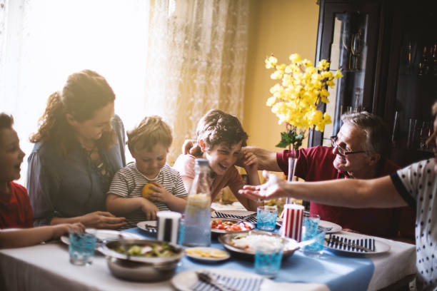 wielopokoleniowa kolacja rodzinna - dining table child grandparent grandchild zdjęcia i obrazy z banku zdjęć