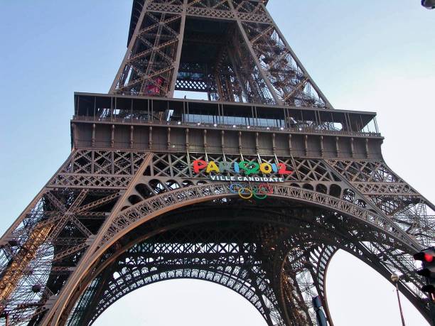 parigi - particolare della torre eiffel - winter olympic games stock-fotos und bilder
