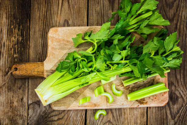 manojo de tallo de apio fresco con hojas - celery fotografías e imágenes de stock