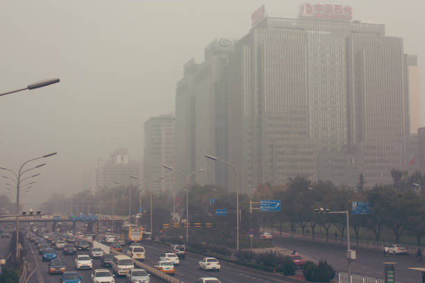 pollution de l’air dans le centre-ville de beijing chine - beijing air pollution china smog photos et images de collection