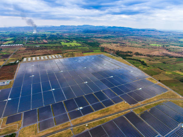 vue aérienne du ferme solaire, panneaux solaires - farm scenics landscape alternative energy photos et images de collection