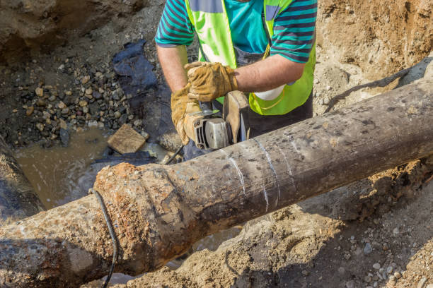 istock Worker cut section of water main 4 669534170