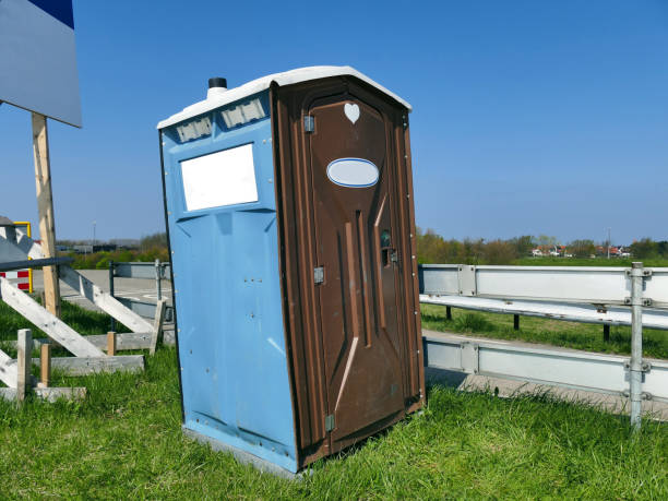 transportable moderne conçu public rue toilette portative est placé au chantier, la vie privée en plein air - porta potty photos et images de collection