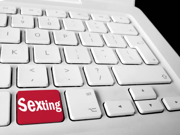 sexting klawisz klawiatury na białej klawiaturze - cyberseks zdjęcia i obrazy z banku zdjęć