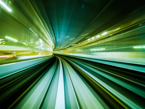 motion blur train roulant en tunnel ferroviaire urbain. - railroad track railroad station platform transportation freight transportation photos et images de collection