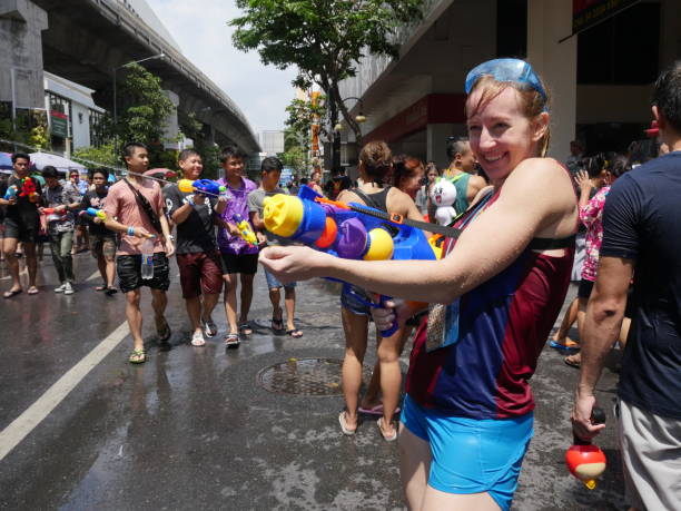 실롬 로드에서 송 크 란 물 축제 - silom 뉴스 사진 이미지