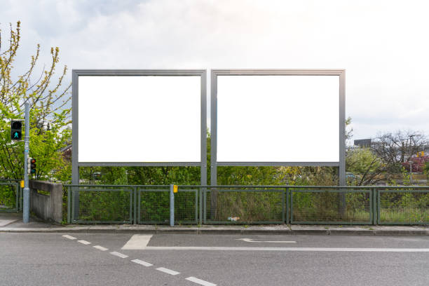 blank publicité signe ville urbain public blanc isolé un tracé de détourage - billboard bill city advertise photos et images de collection