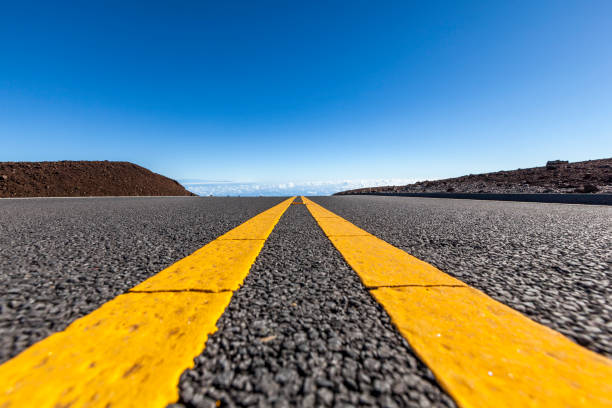 구름에도 - haleakala national park mountain winding road road 뉴스 사진 이미지