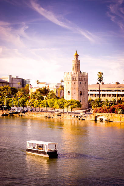 река гуадалкивир в севилье - seville torre del oro sevilla spain стоковые фото и изображения