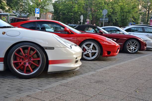路上駐車のスーパーカー - ferrari italian culture porsche porsche 911 ストックフォトと画像