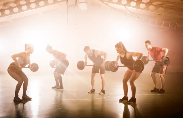 grupo de atletas de construção muscular, tendo um treinamento de peso em um clube de saúde. - sports training muscular build women body care - fotografias e filmes do acervo
