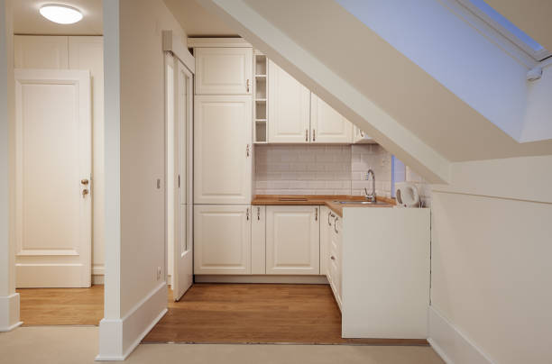 weiße, helle und moderne küche - small domestic kitchen apartment rental stock-fotos und bilder