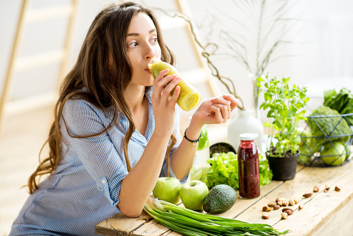 Mujer verde comida sana en casa photo