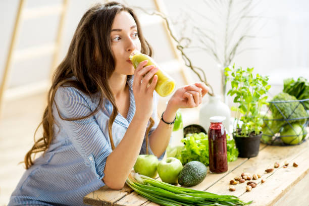 mujer verde comida sana en casa - desintoxicación fotografías e imágenes de stock