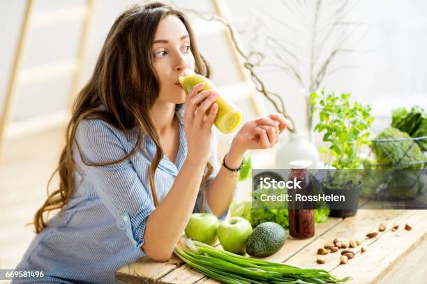 緑の健康食品自宅で女性 - 飲むのストックフォトや画像を多数ご用意 - 飲む, ジュース, 女性