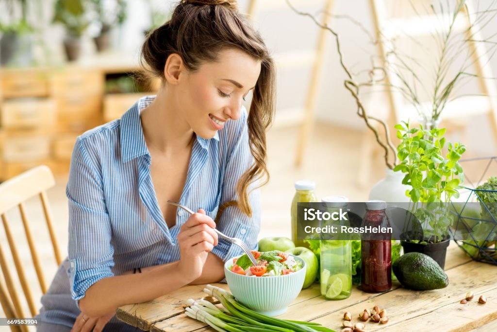 Frau Essen eine gesunde Salat - Lizenzfrei Gesunde Ernährung Stock-Foto