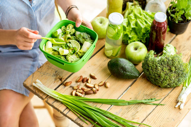 ensalada saludable en la tabla - apple women green eating fotografías e imágenes de stock