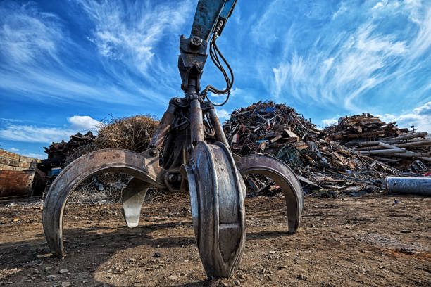 pelle de gripper sur une cour de ferraille. hdr - gamme dynamique élevée - scrap metal photos et images de collection