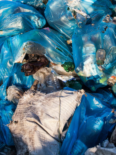 piles d'ordures dans des sacs poubelles en plastique. - disposable cup plastic beer bottle photos et images de collection