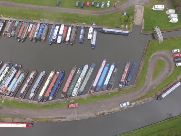 istock English Canal Scene 669610916