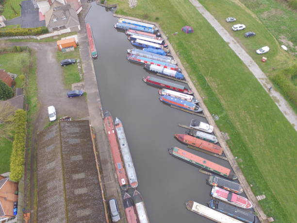 istock English Canal Scene 669611022