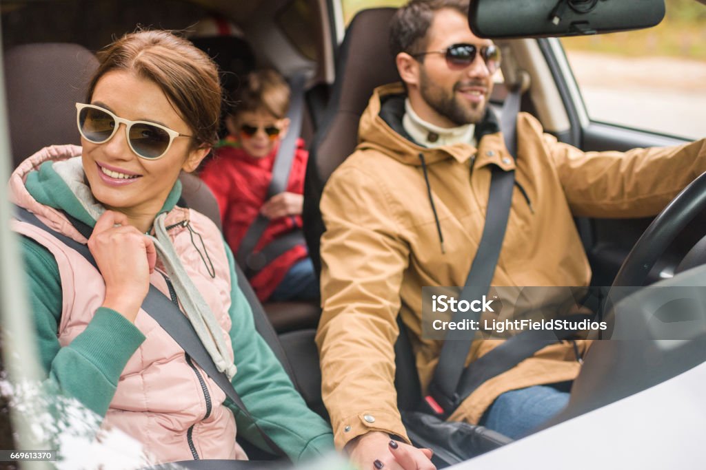 Glückliche Familie mit dem Auto anreisen - Lizenzfrei Fahren Stock-Foto