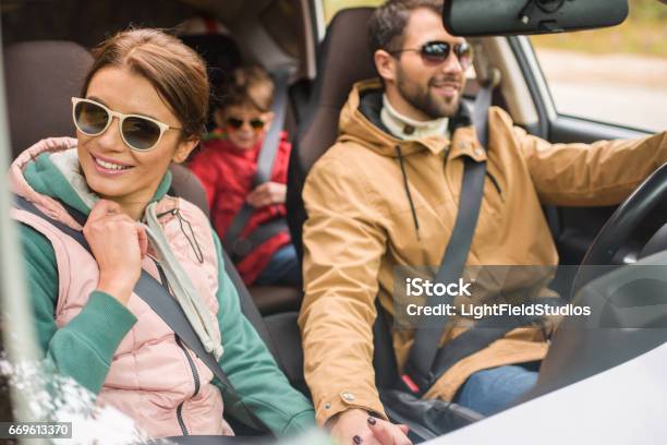 Glückliche Familie Mit Dem Auto Anreisen Stockfoto und mehr Bilder von Fahren - Fahren, Familie, Auto