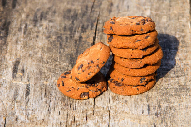 biscotti al cioccolato su tavolo rustico in legno - biscotti cookie morning temptation foto e immagini stock