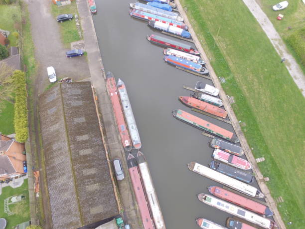 istock English Canal Scene 669613646